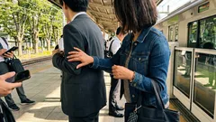 「悪」より怖いのは、私たちの見て見ぬふりか――傍観者効果を数字で確かめ、日常の小さな介入を考える